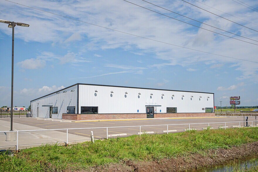 More Photos Of 3141 Outer Rd, Scott City General Retail For Lease