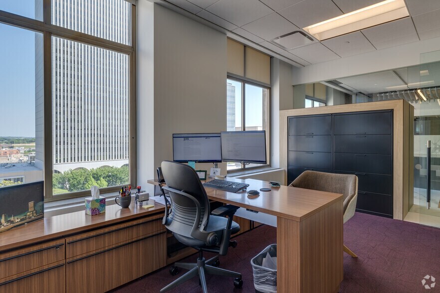 More Photos Of 320 S Boston Ave, Tulsa Office For Sale