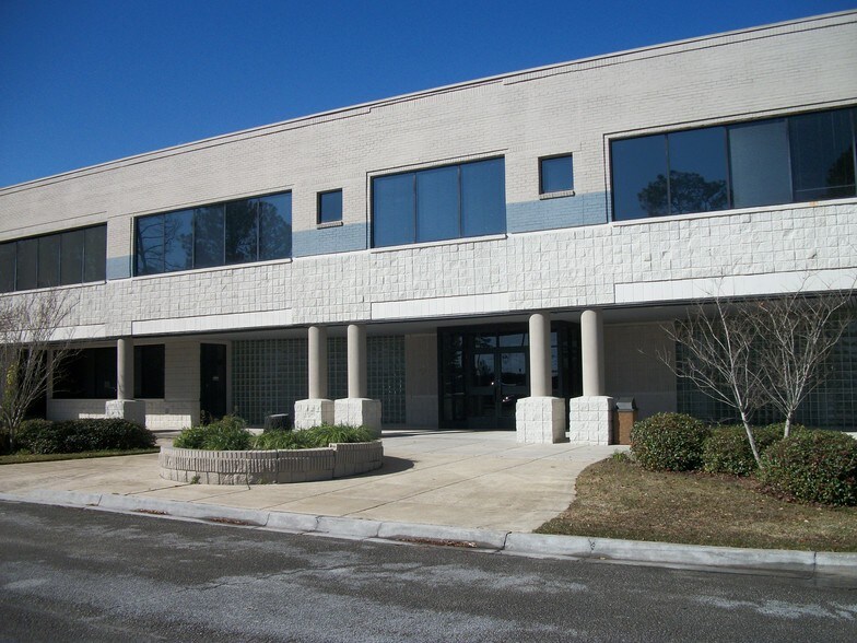 More Photos Of 130 N Gross Rd, Kingsland Medical For Lease