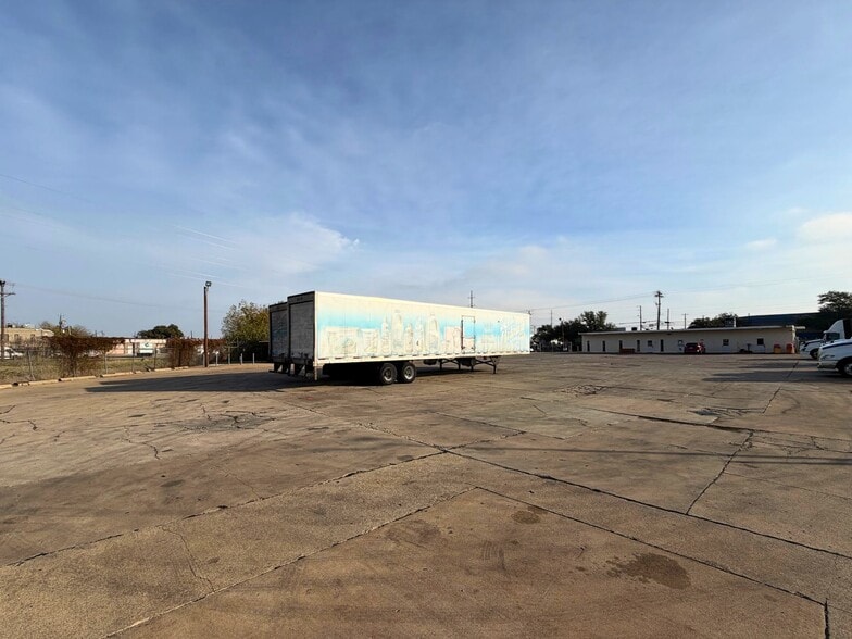 More Photos Of 11049 Shady Trl, Dallas Light Distribution For Lease