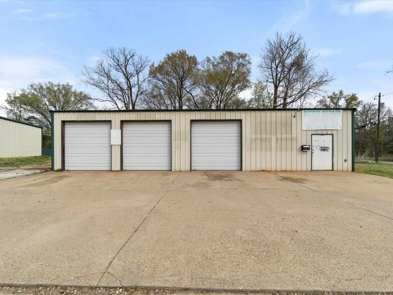 More Photos Of 420 E Scott St, Gilmer Industrial For Sale