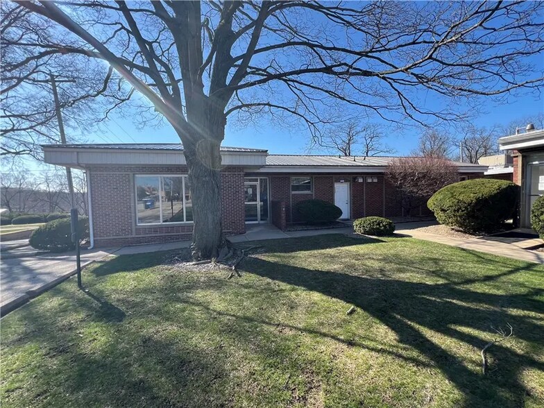 More Photos Of 909 N Logan Ave, Danville Medical For Sale