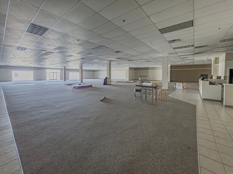 More Photos Of 640 E Washington Ave, Ashburn Freestanding For Sale