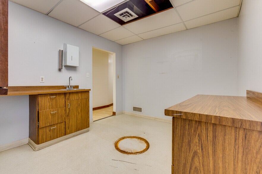 More Photos Of 6300 Forward Ave, Pittsburgh Storefront Retail Residential For Lease