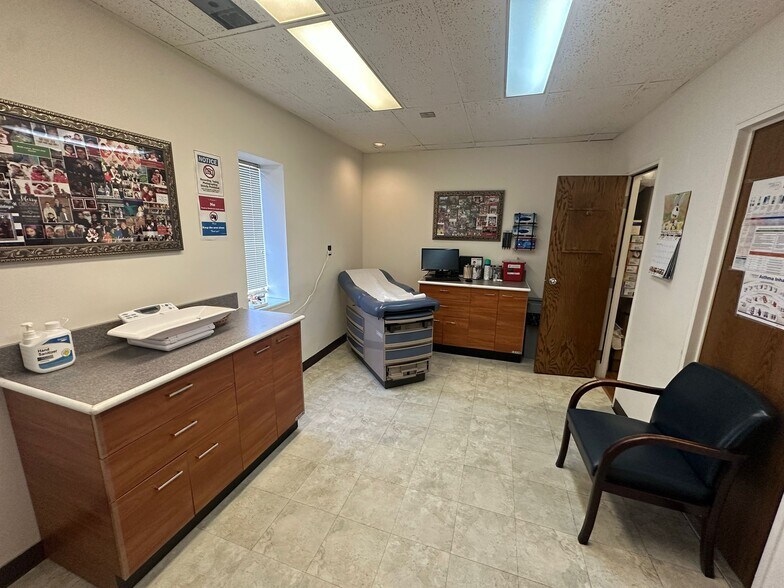 More Photos Of 98 James St, Edison Medical For Lease