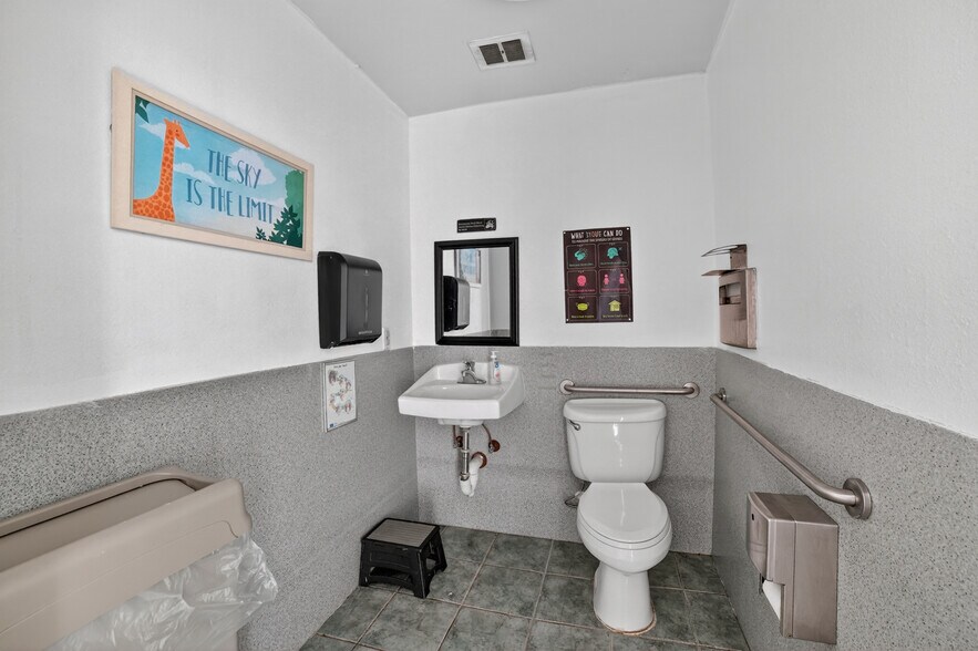 More Photos Of 7525 Military Pky, Dallas Medical For Lease