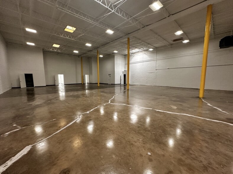 More Photos Of 1533-1555 Prudential Dr, Dallas Showroom For Lease