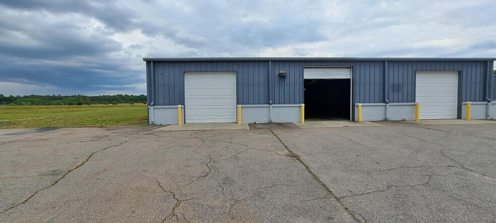 More Photos Of 7400 W Whitepine W, Richmond Warehouse For Lease