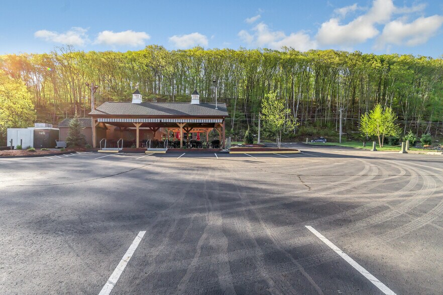 More Photos Of 94 E Route 66, Columbia Restaurant For Sale