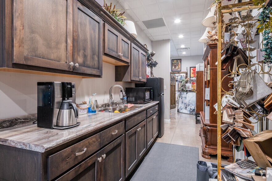 More Photos Of 1208 Donna Dr, Carterville Freestanding For Sale