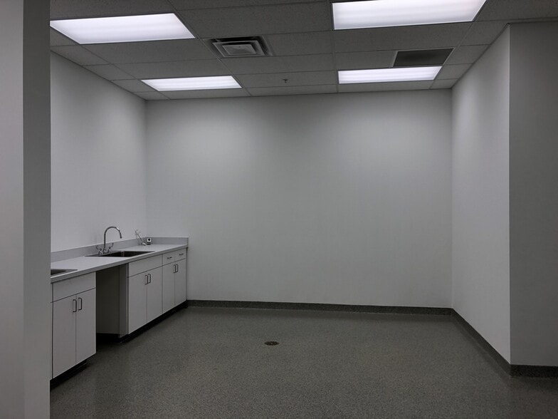 More Photos Of 3135 Lakewood Ranch Blvd, Bradenton Warehouse For Lease