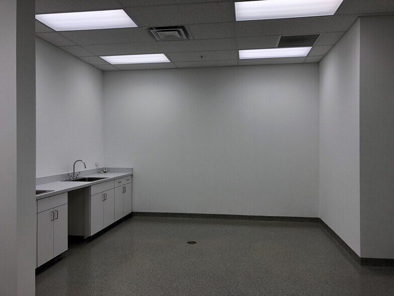 More Photos Of 3135 Lakewood Ranch Blvd, Bradenton Warehouse For Lease