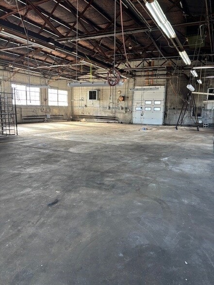 More Photos Of 21 Taylor St, Danbury Manufacturing For Sale