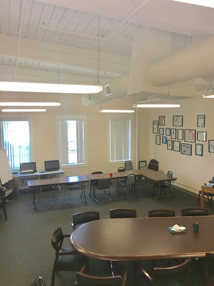 More Photos Of 296 Nonotuck St, Northampton Warehouse For Lease