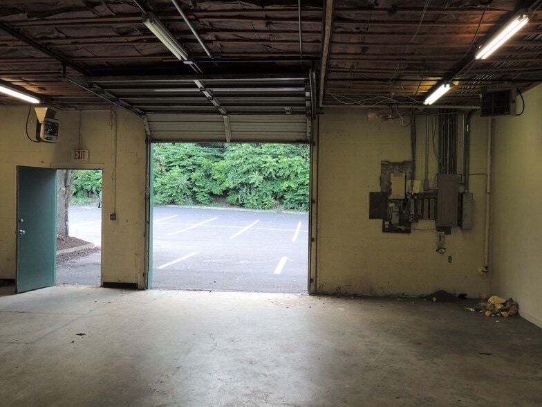 More Photos Of 5306-5346 Peters Creek Rd, Roanoke Showroom For Lease