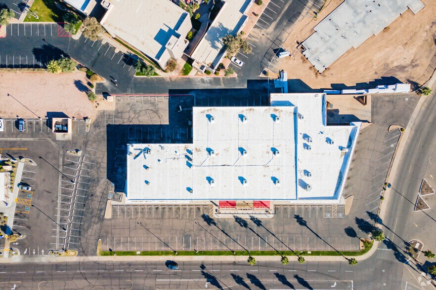 More Photos Of 10215 N 28th Dr, Phoenix General Retail For Lease