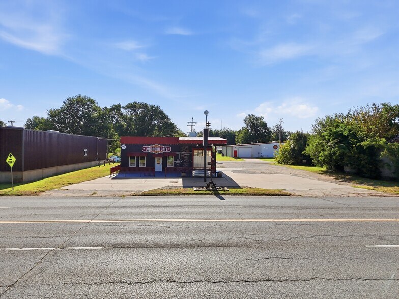 More Photos Of 112 N Chisholm Trl, Dover Restaurant For Sale
