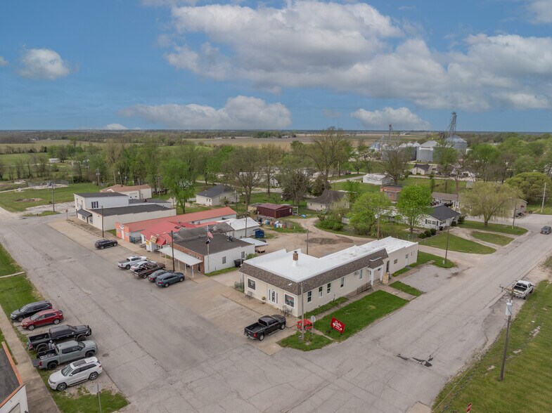 More Photos Of 220 W Lincoln St, Hawk Point General Retail For Sale