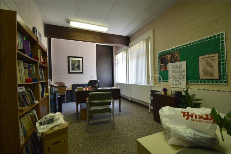 More Photos Of 20300 Middlebelt Rd, Livonia Religious Facility For Lease