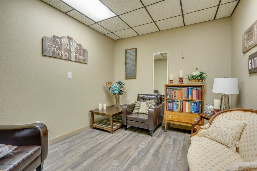 More Photos Of 109-111 S Main St, Irving Restaurant For Sale