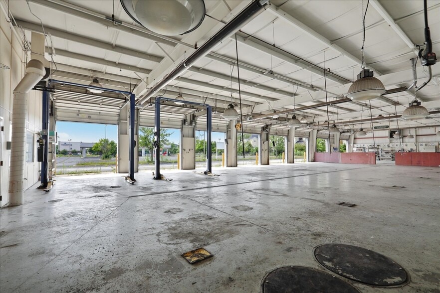 More Photos Of 1910 Moreland Blvd, Champaign Auto Dealership For Sale