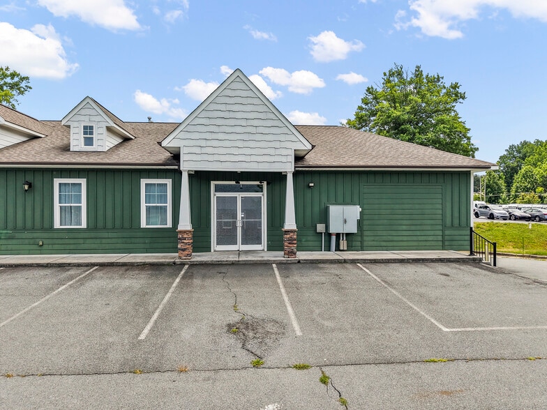 More Photos Of 8017 N Point Blvd, Winston-Salem Industrial For Lease