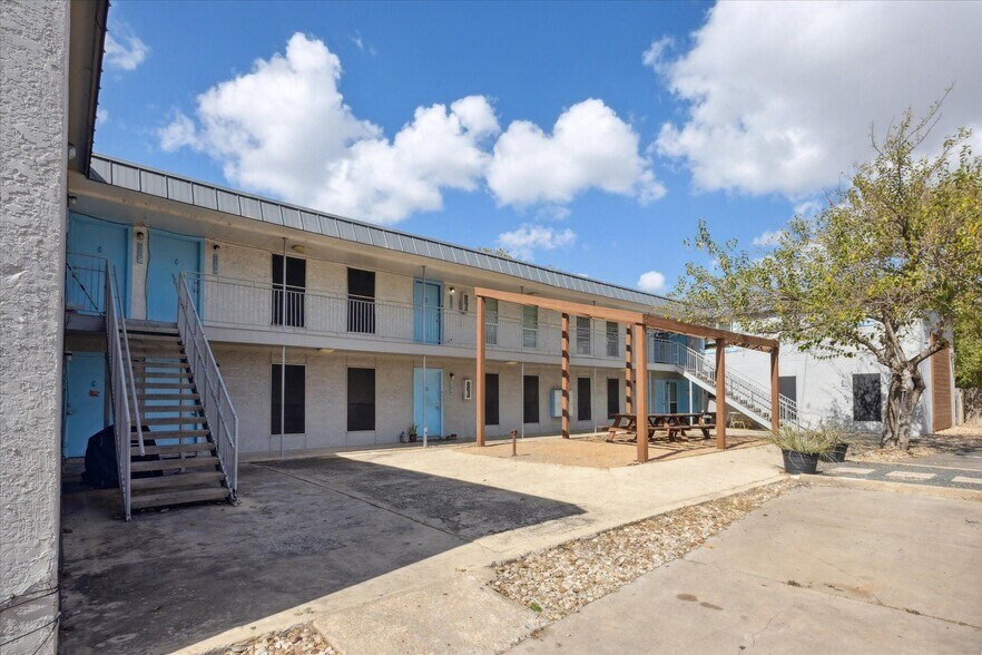 More Photos Of 7304 Twin Crest Dr, Austin Apartments For Sale