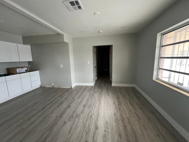 More Photos Of 541 49th St S, Saint Petersburg Showroom For Lease