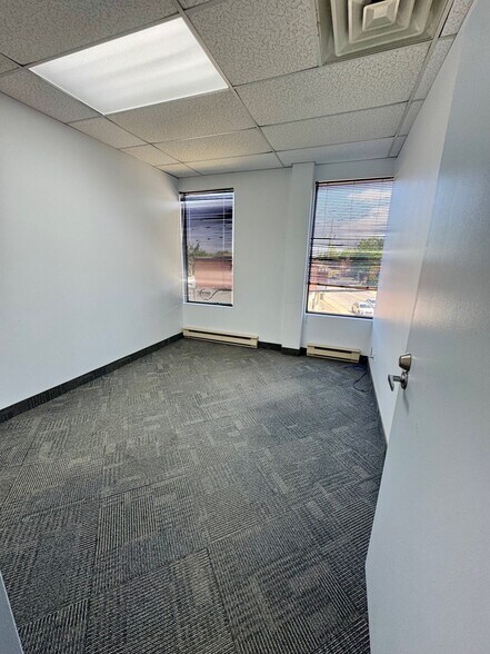 More Photos Of 1085 Ch Du Côteau-Rouge, Longueuil Office For Lease