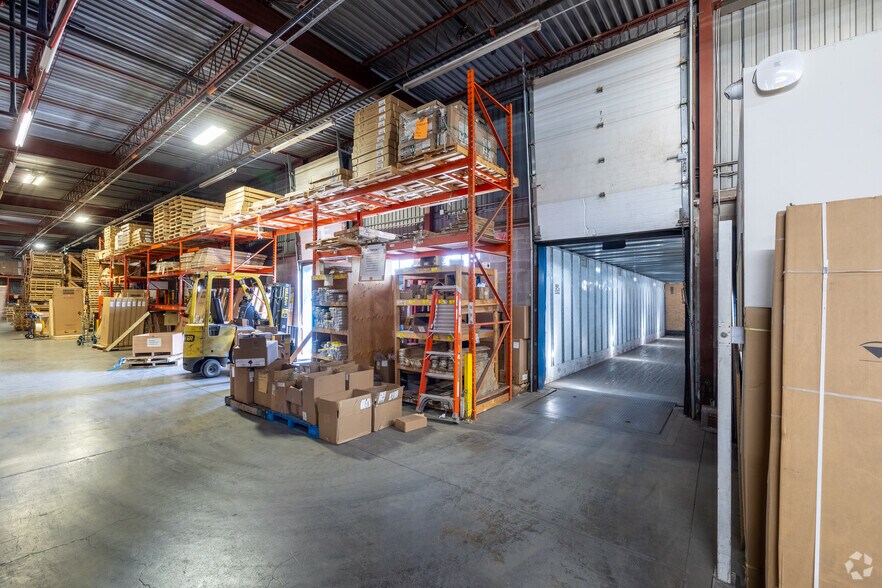 More Photos Of 4575 Boul Poirier, Montréal Warehouse For Lease