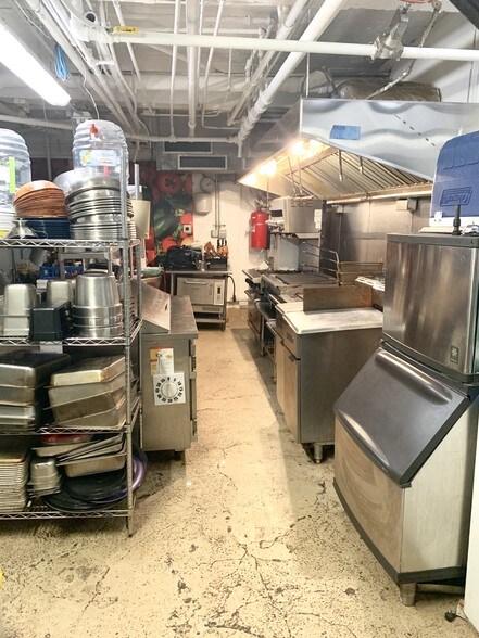 More Photos Of 18 Green St, Newark Storefront Retail Office For Lease