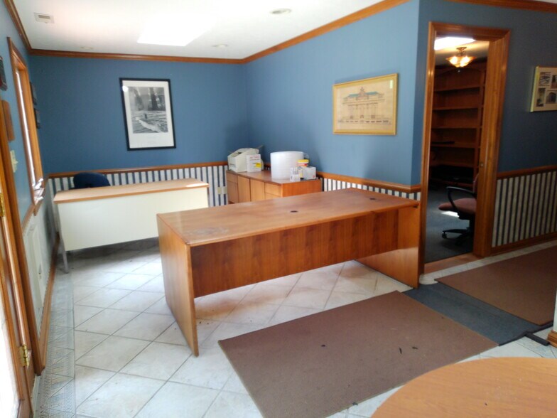 More Photos Of 10 Shoshone Dr, Carmel Office For Lease