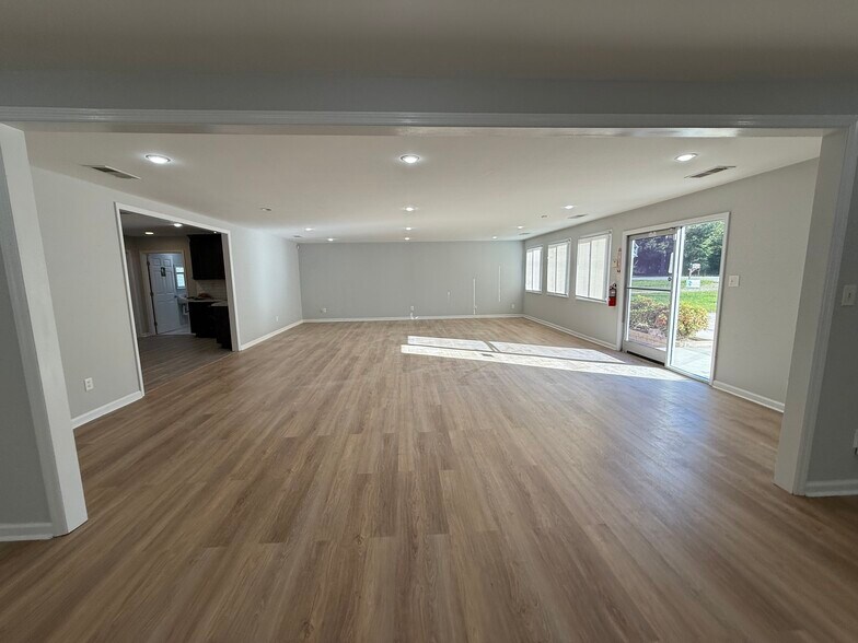 More Photos Of 3738 Boone Trl, Fayetteville Office For Sale