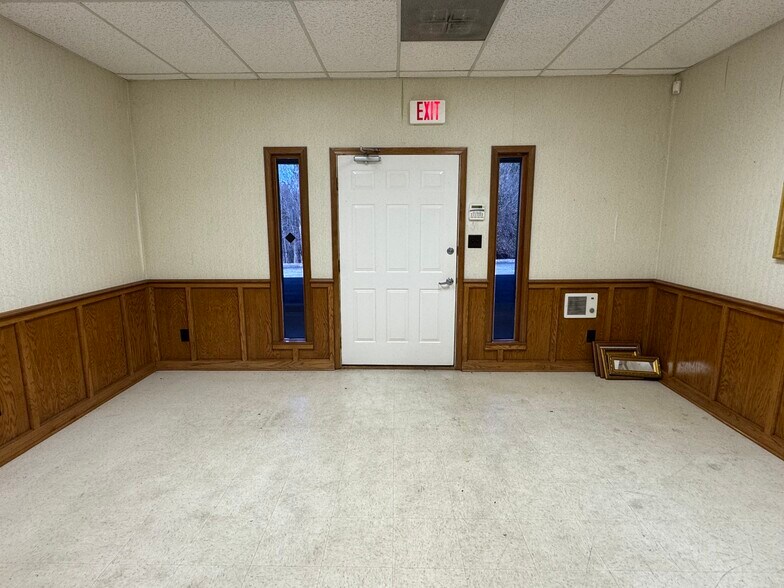 More Photos Of 232-236 Industrial Park Dr, Commerce Office For Lease