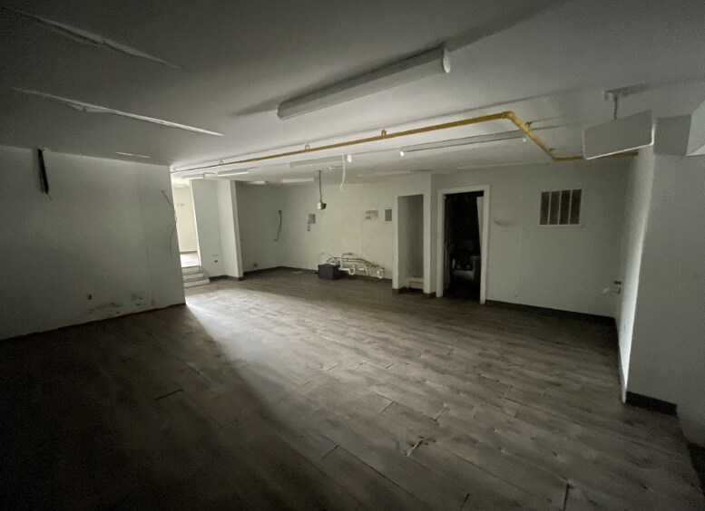 More Photos Of 13 Rockingham Rd, Windham General Retail For Sale