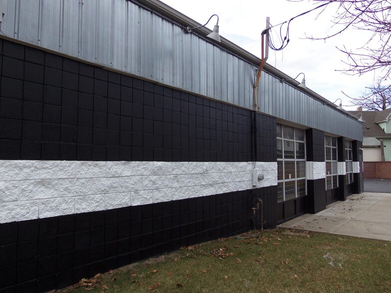 More Photos Of 45402 Woodward Ave, Pontiac Light Manufacturing For Lease
