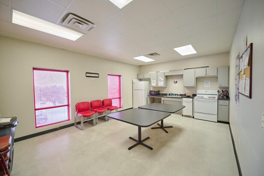 More Photos Of 1902 E Central Texas Expy, Killeen Auto Dealership For Lease