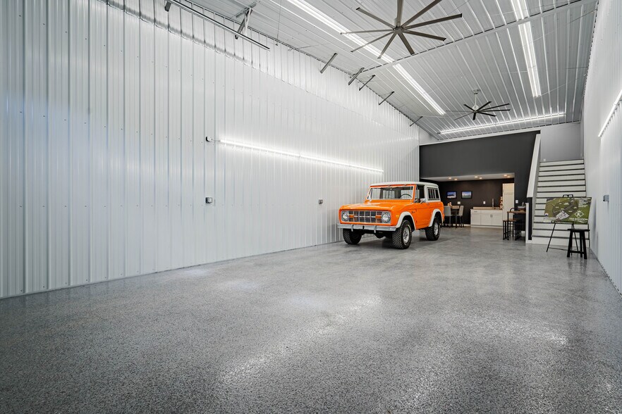 More Photos Of 100 Man Cave, Sunrise Beach Self Storage For Sale