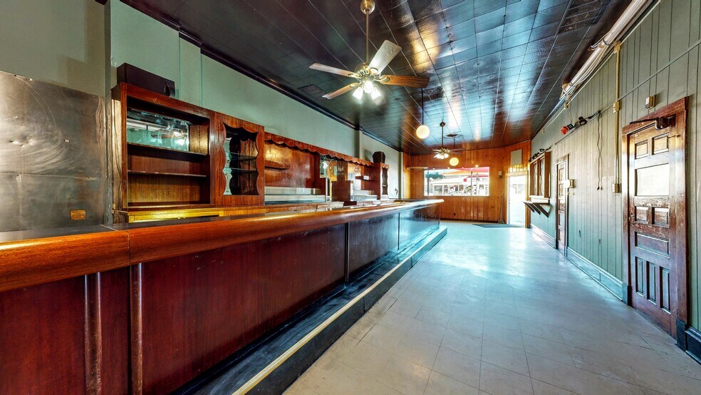 More Photos Of 209 S Main St, Jefferson General Retail For Sale