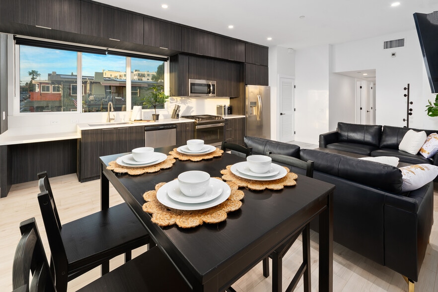 More Photos Of 2015 Albatross St, San Diego Apartments For Sale