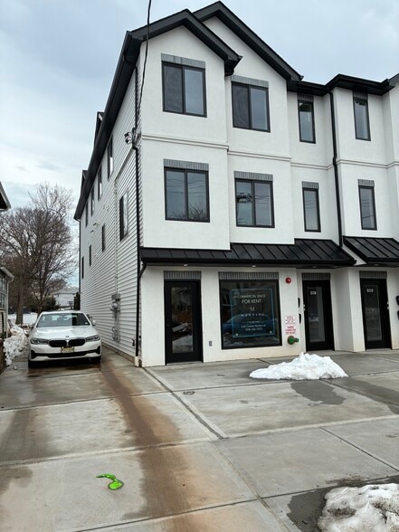 Primary Photo Of 481 Jewett Ave, Staten Island General Retail For Lease