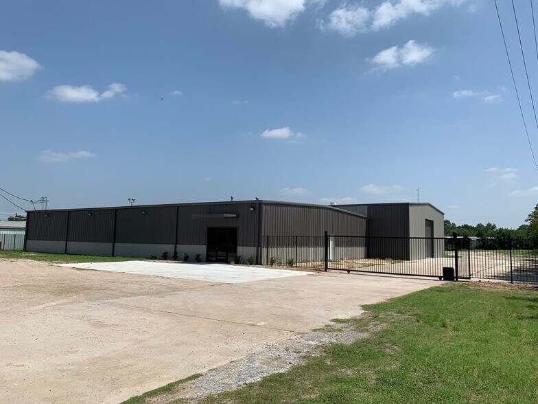 More Photos Of 3910 E McKinney St, Denton Warehouse For Lease