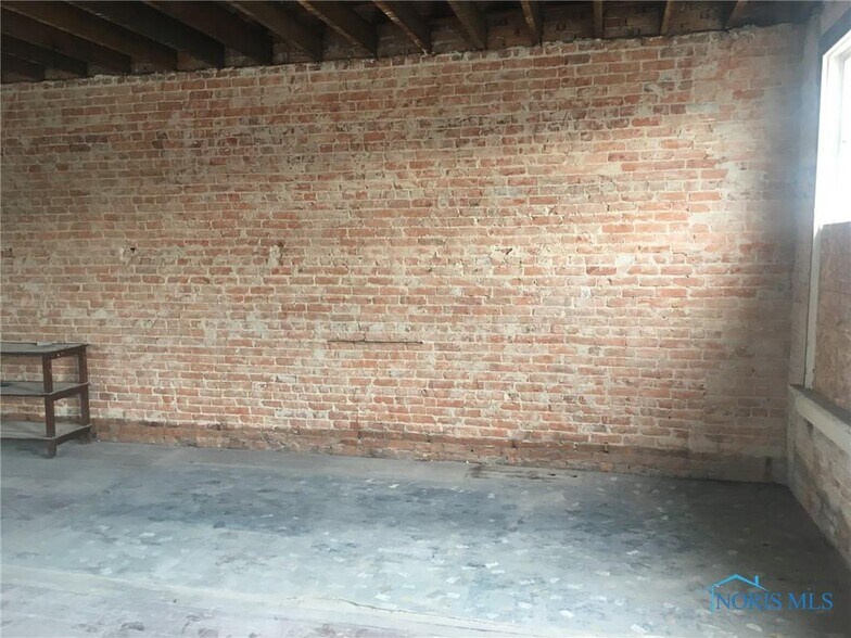 More Photos Of 123 N Michigan Ave, Edgerton Storefront Retail Office For Sale