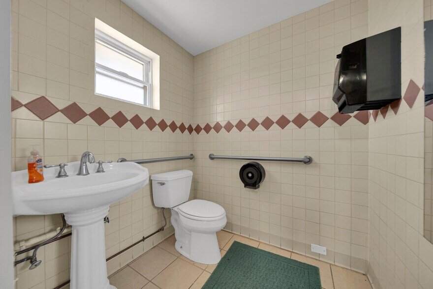 More Photos Of 625 E 1st St, Akron Hotel For Sale