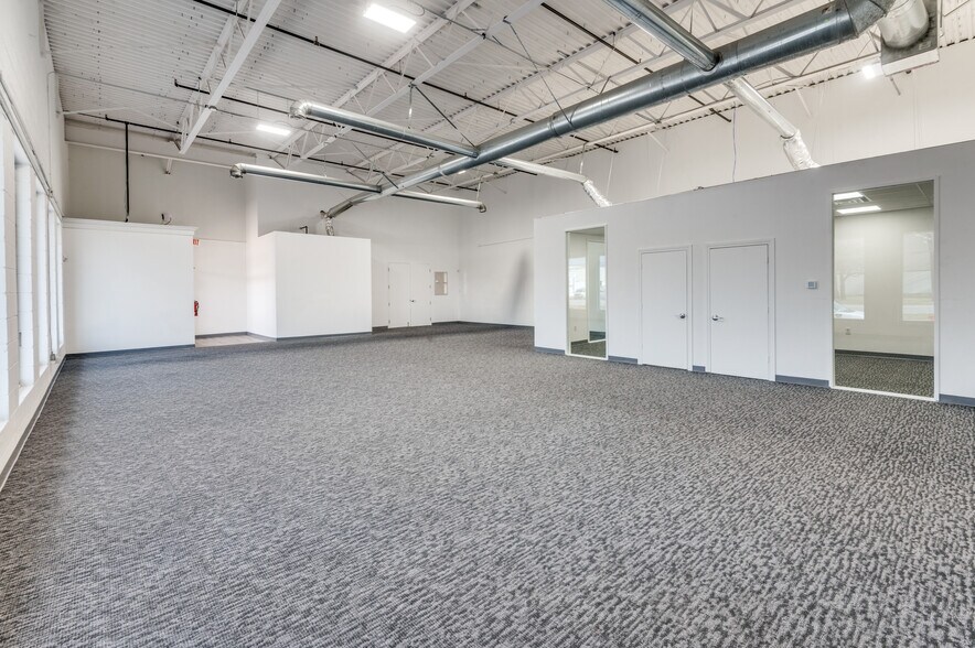 More Photos Of 616-626 W Mockingbird Ln, Dallas Light Distribution For Lease