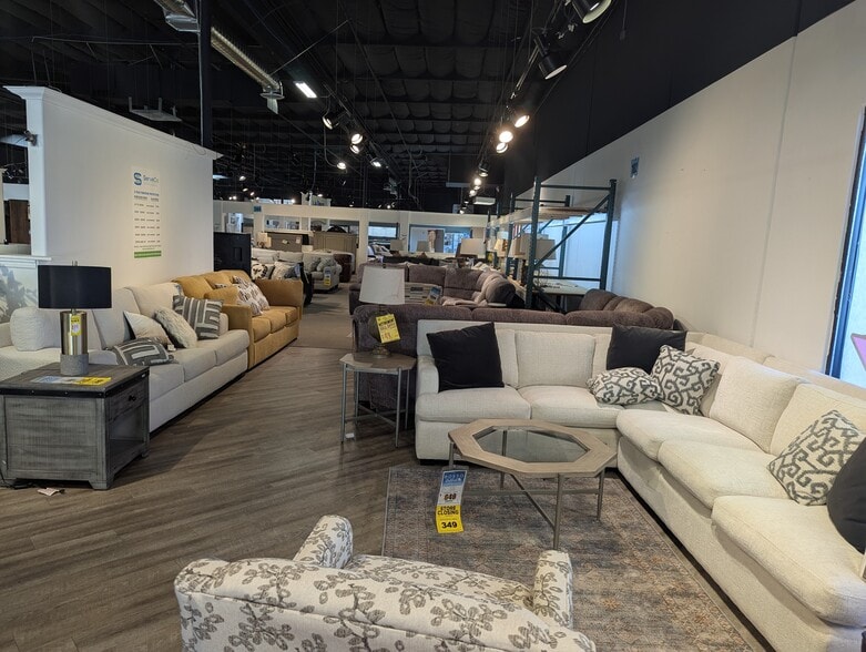 More Photos Of 6881 Monterey Rd, Gilroy Freestanding For Lease