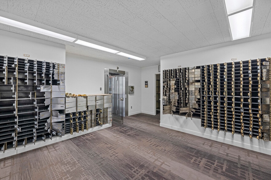 More Photos Of 501 N Olympic Ave, Arlington Bank For Lease