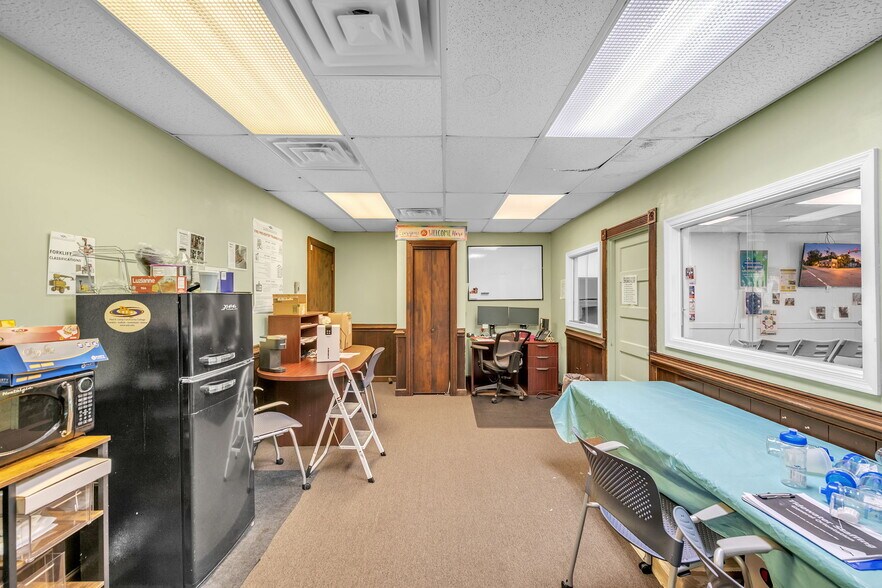 More Photos Of 600-604 W Washington St, Suffolk Storefront Retail Office For Sale