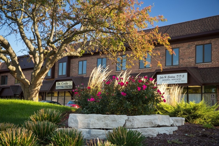 More Photos Of 24W500 Maple Ave, Naperville Office For Lease