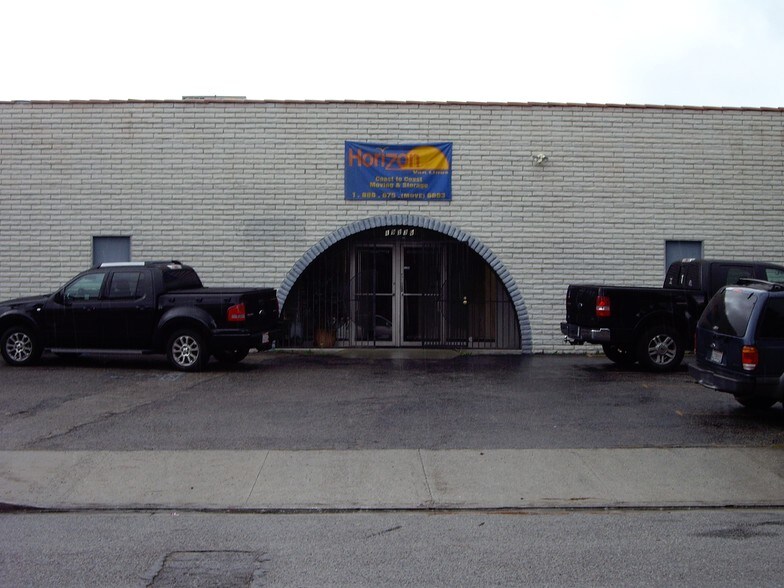 More Photos Of 19338 Londelius St, Northridge Warehouse For Lease